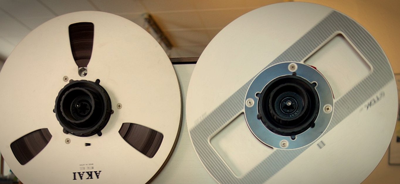 Die beiden Spulen der AKAI GX-630D, links mit Band, rechts die Aufwickelspule