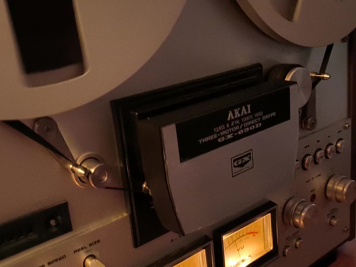 Kopfträger der AKAI GX-630D mit eingelegtem Tonband
